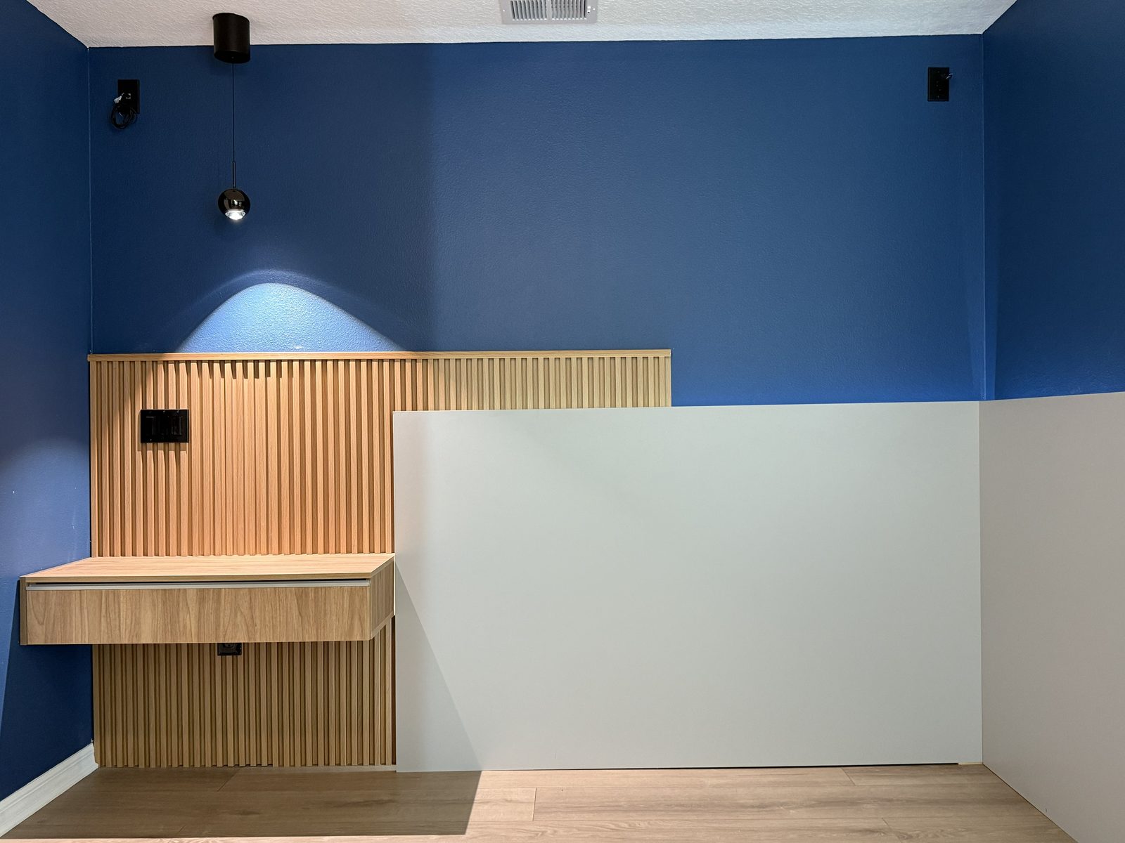 Sliding-door wardrobe detail